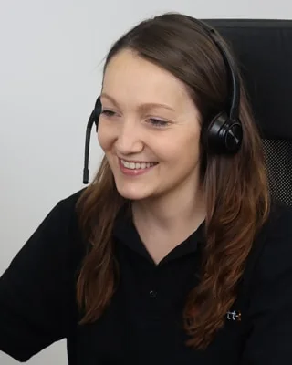 Mitarbeiterin mit Headset